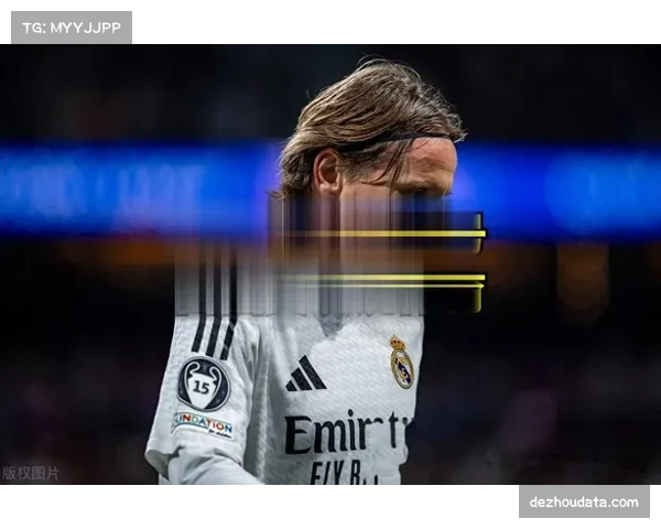 转播镜头捕捉：皇马教练组实时查看平板数据，疑似关注对方半场传球成功率